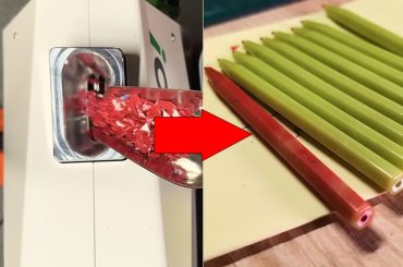 Máquina transforma plástico reciclado em canetas na mesa