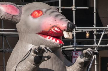 Protesto em forma de rato: funcionários da Bethesda recebem CEO da Xbox com símbolo sindical gigante