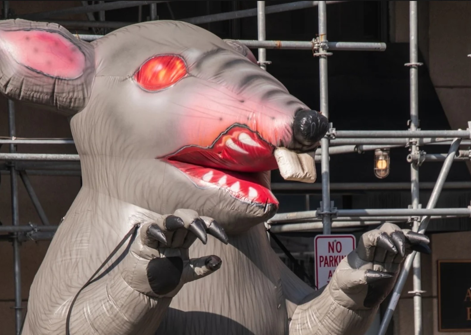 Protesto em forma de rato: funcionários da Bethesda recebem CEO da Xbox com símbolo sindical gigante