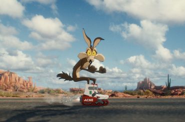 Diretor revela os desafios de levar o Coiote e a Acme para o cinema atual