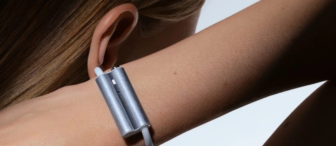 Criadores do Fitbit lançam dispositivo sem tela para proteger idosos