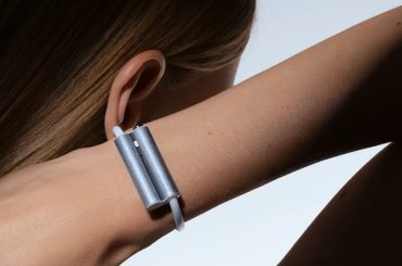 Criadores do Fitbit lançam dispositivo sem tela para proteger idosos