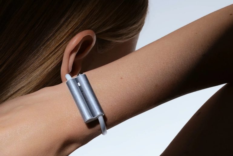 Criadores do Fitbit lançam dispositivo sem tela para proteger idosos