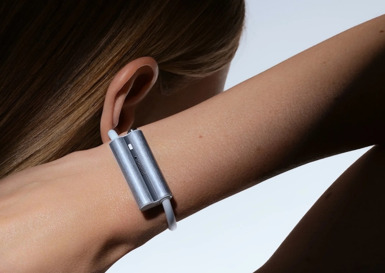 Criadores do Fitbit lançam dispositivo sem tela para proteger idosos