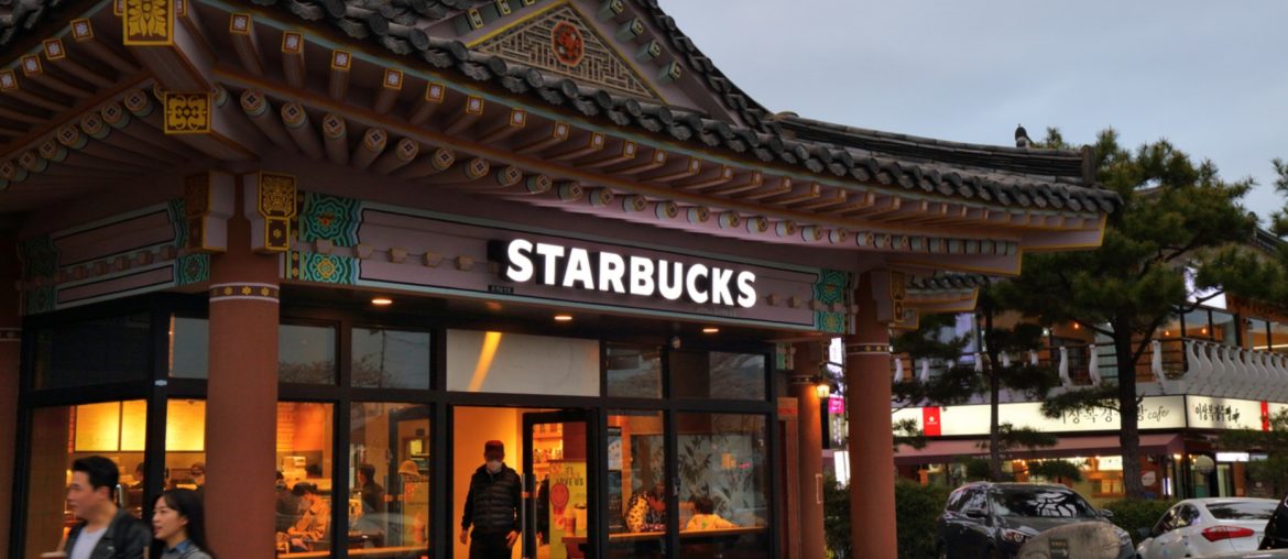 Starbucks enfrenta investigação na Coreia do Sul após campanha publicitária gerar revolta nacional