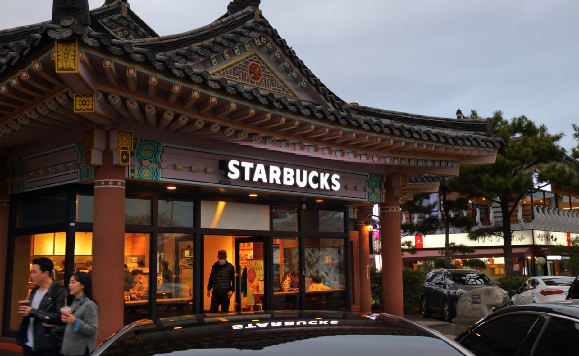 Starbucks enfrenta investigação na Coreia do Sul após campanha publicitária gerar revolta nacional
