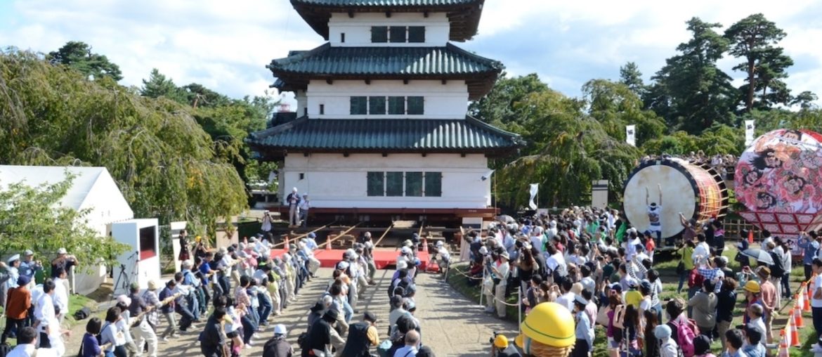 Mais de mil pessoas se unem para mover castelo secular no Japão
