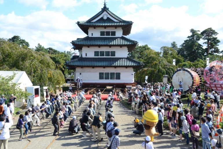 Mais de mil pessoas se unem para mover castelo secular no Japão
