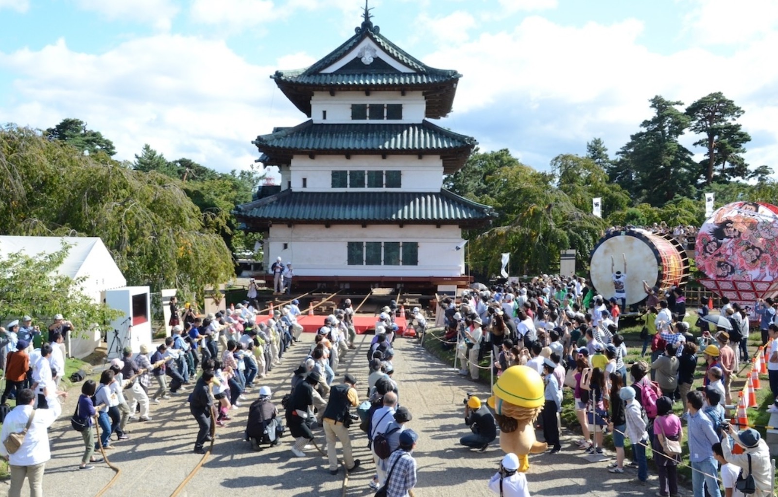 Mais de mil pessoas se unem para mover castelo secular no Japão
