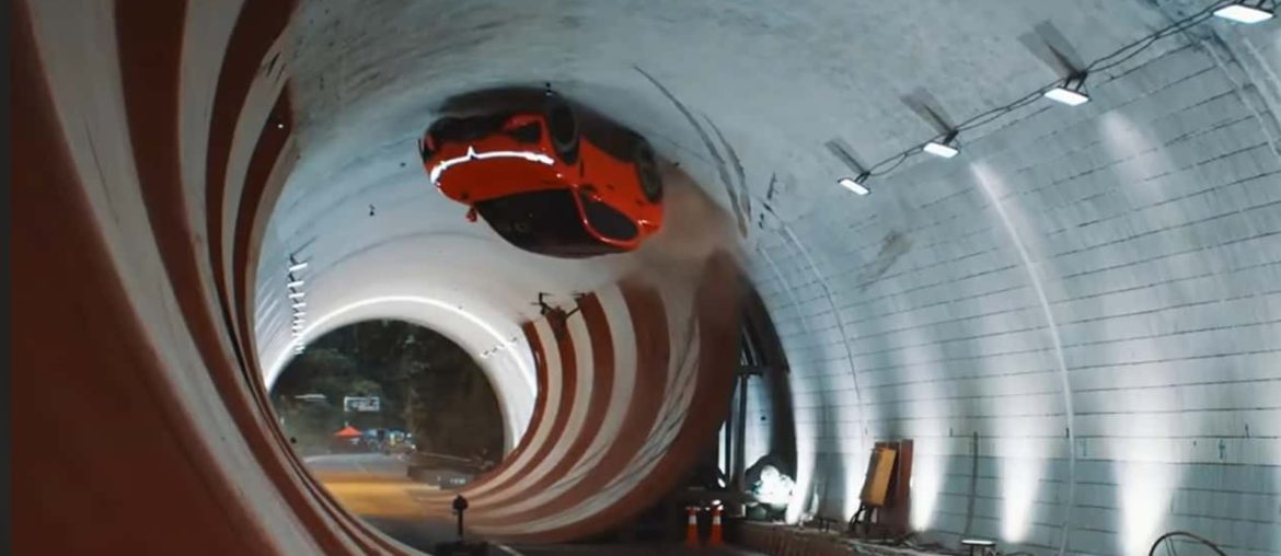 Carro elétrico chinês roda de cabeça para baixo em looping de 360 Graus