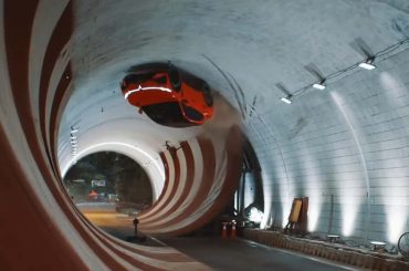 Carro elétrico chinês roda de cabeça para baixo em looping de 360 Graus