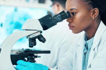 33 estudantes recebem antibióticos após bactéria mortal ser identificada por engano em laboratório