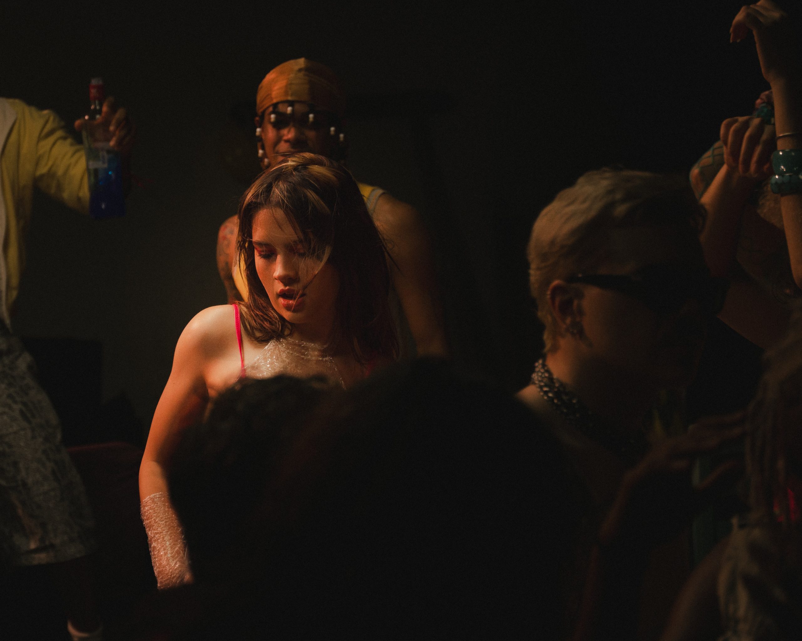 Backstage do videoclipe "Amigo Gay". Crédito da foto: Drexa Miranda e Vito Sartorelli.
