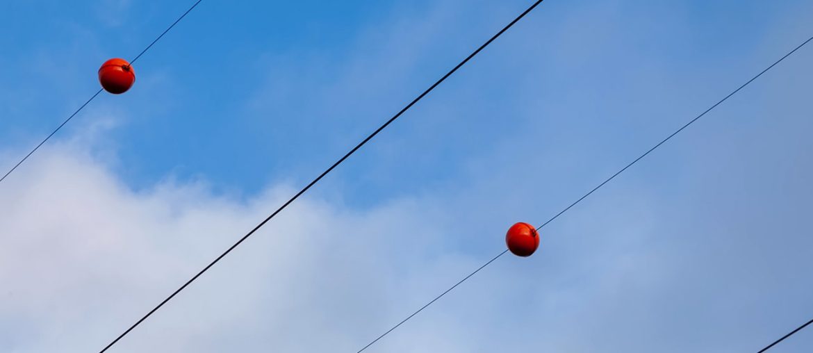 Para que servem as bolas laranjas nos fios elétricos? Descubra a função delas