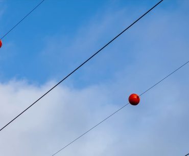 Para que servem as bolas laranjas nos fios elétricos? Descubra a função delas