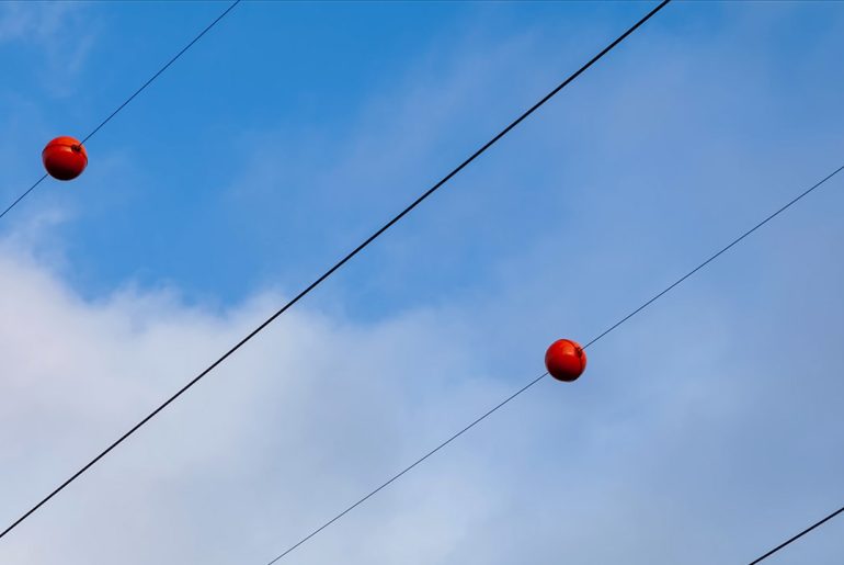 Para que servem as bolas laranjas nos fios elétricos? Descubra a função delas