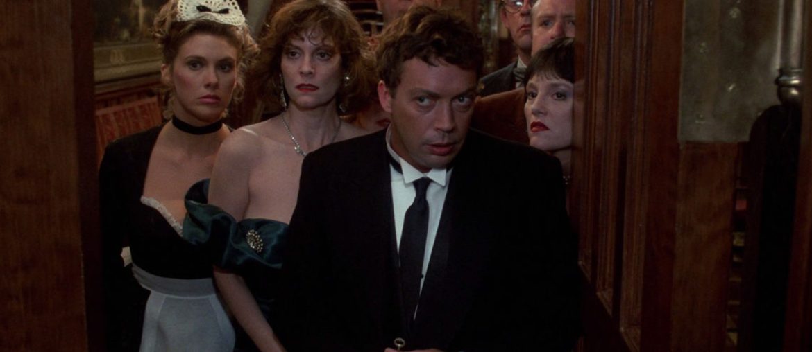 Tim Curry revela final perdido de Os Sete suspeitos e conta como cena exaustiva o levou ao hospital