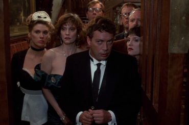 Tim Curry revela final perdido de Os Sete suspeitos e conta como cena exaustiva o levou ao hospital