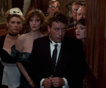 Tim Curry revela final perdido de Os Sete suspeitos e conta como cena exaustiva o levou ao hospital