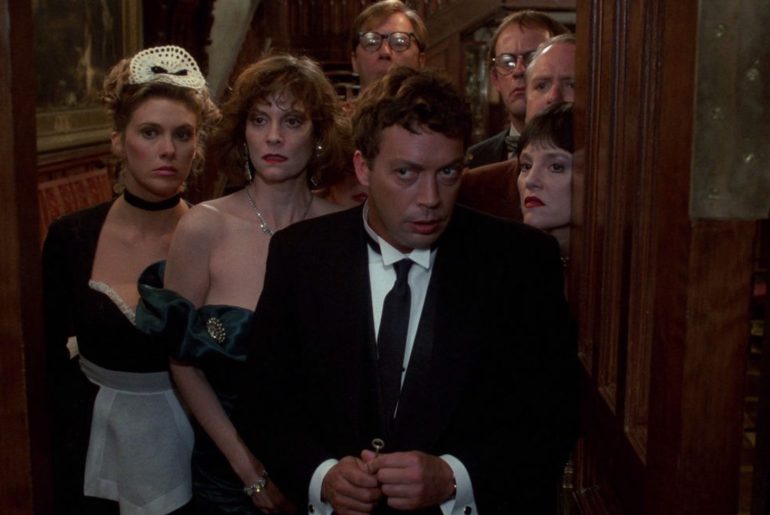 Tim Curry revela final perdido de Os Sete suspeitos e conta como cena exaustiva o levou ao hospital
