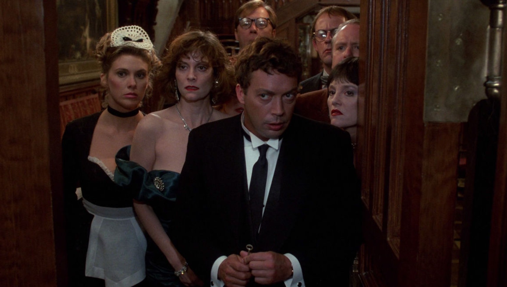 Tim Curry revela final perdido de Os Sete suspeitos e conta como cena exaustiva o levou ao hospital