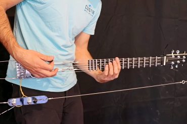 Youtuber cria guitarra sem braço e corpo usando cabos de aço