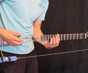 Youtuber cria guitarra sem braço e corpo usando cabos de aço