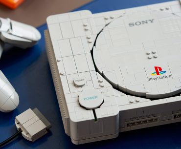 LEGO PlayStation: PS1 ganha réplica quase em tamanho real com 1.911 peças