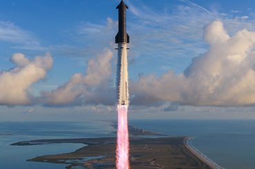 Starship faz primeiro voo orbital e coloca 26 satélites Starlink V3 em órbita