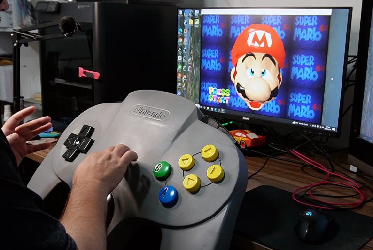 Controle gigante do Nintendo 64 funciona de verdade, mas jogar Mario Kart vira treino
