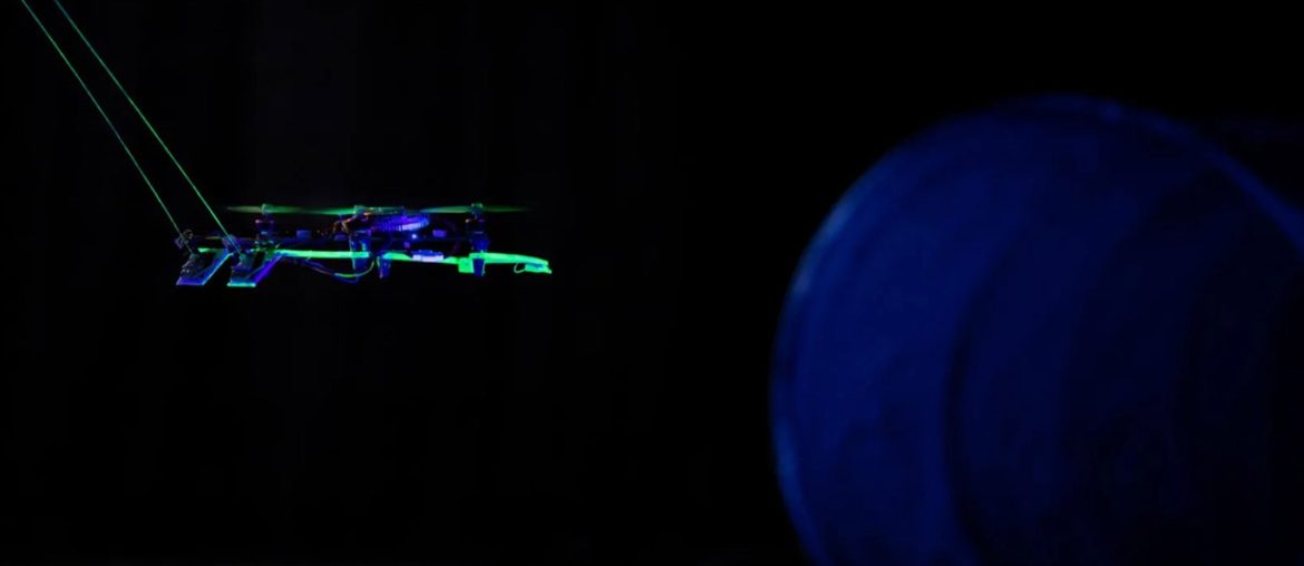 Drones minúsculos ganham bigodes artificiais e conseguem voar no escuro usando o tato