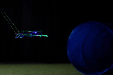 Drones minúsculos ganham bigodes artificiais e conseguem voar no escuro usando o tato