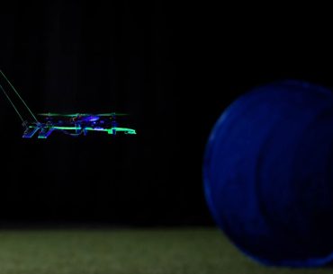 Drones minúsculos ganham bigodes artificiais e conseguem voar no escuro usando o tato