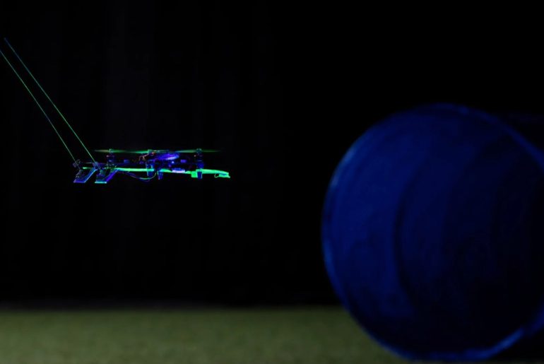 Drones minúsculos ganham bigodes artificiais e conseguem voar no escuro usando o tato