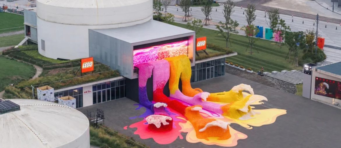 LEGO transforma 380 mil flores em uma onda gigante em exposição na China