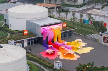 LEGO transforma 380 mil flores em uma onda gigante em exposição na China