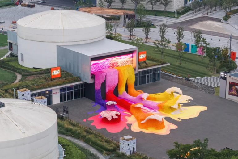 LEGO transforma 380 mil flores em uma onda gigante em exposição na China