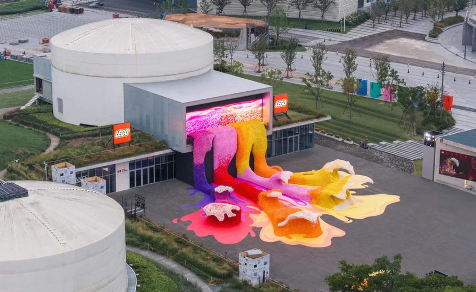 LEGO transforma 380 mil flores em uma onda gigante em exposição na China