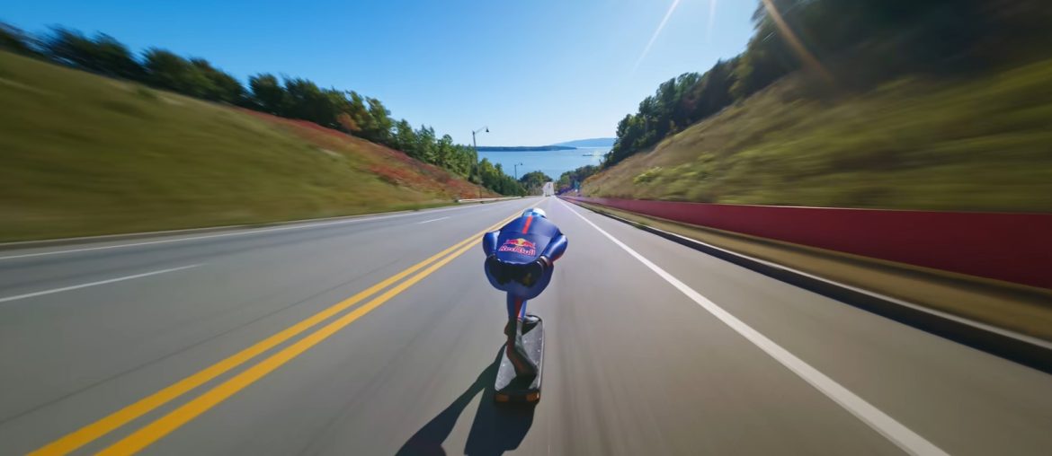 Skatista atinge 151,83 km/h e bate recorde mundial de velocidade em descida