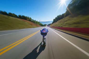 Skatista atinge 151,83 km/h e bate recorde mundial de velocidade em descida