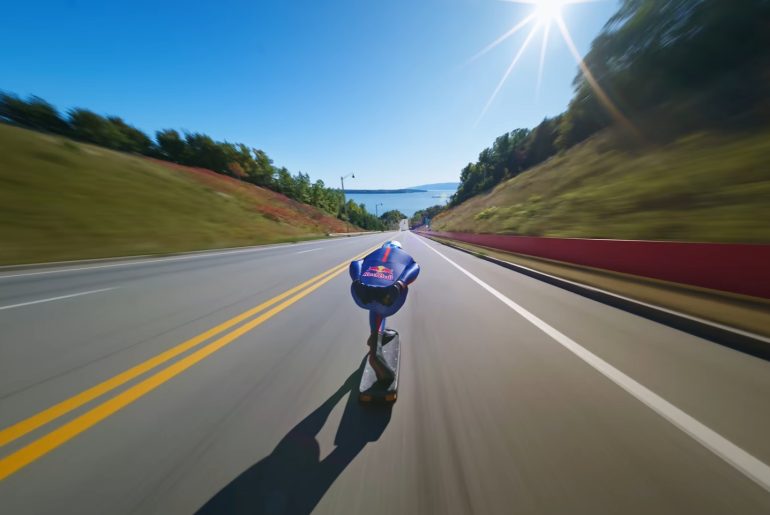 Skatista atinge 151,83 km/h e bate recorde mundial de velocidade em descida