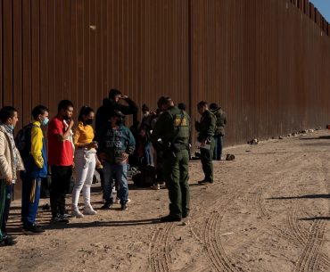 EUA autorizam teste de arma de calor em imigrantes na fronteira com o México