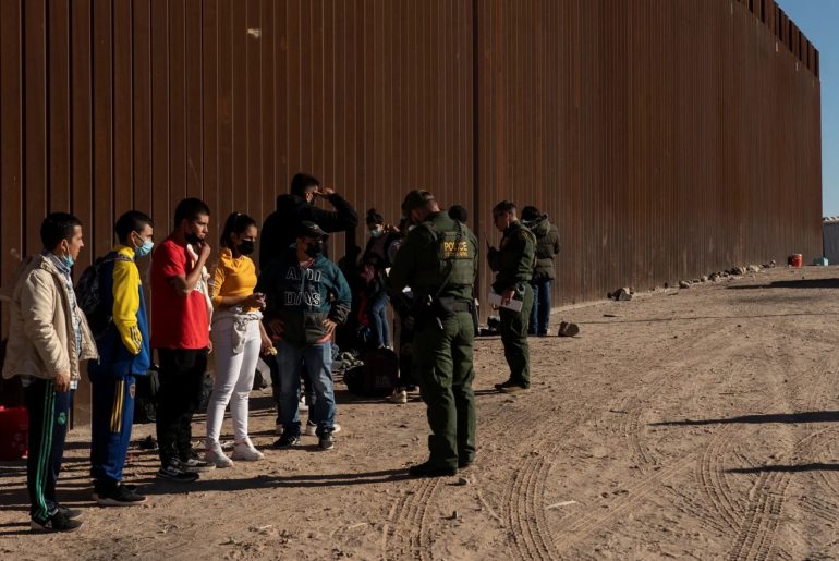 EUA autorizam teste de arma de calor em imigrantes na fronteira com o México